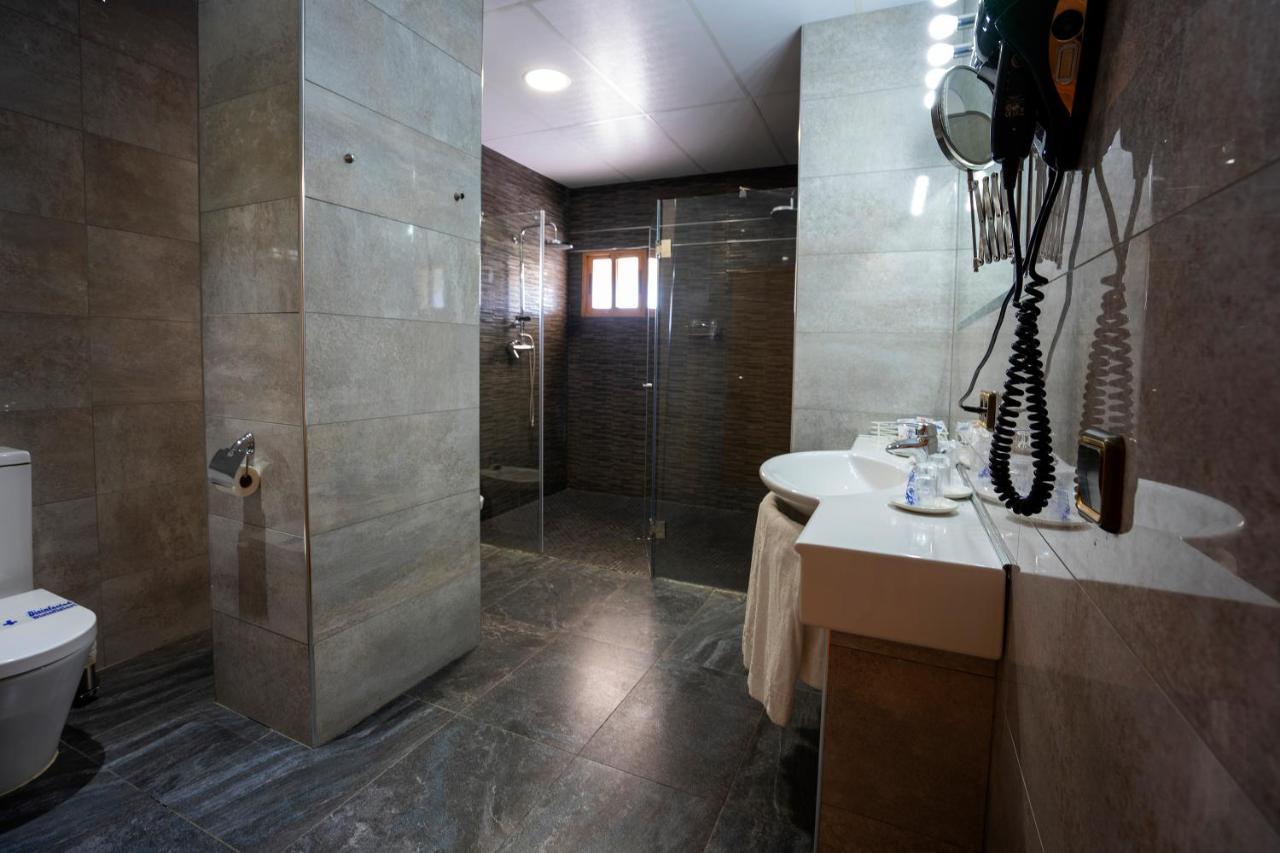 Hotel Los Barruecos By Croma Malpartida de Caceres Luaran gambar