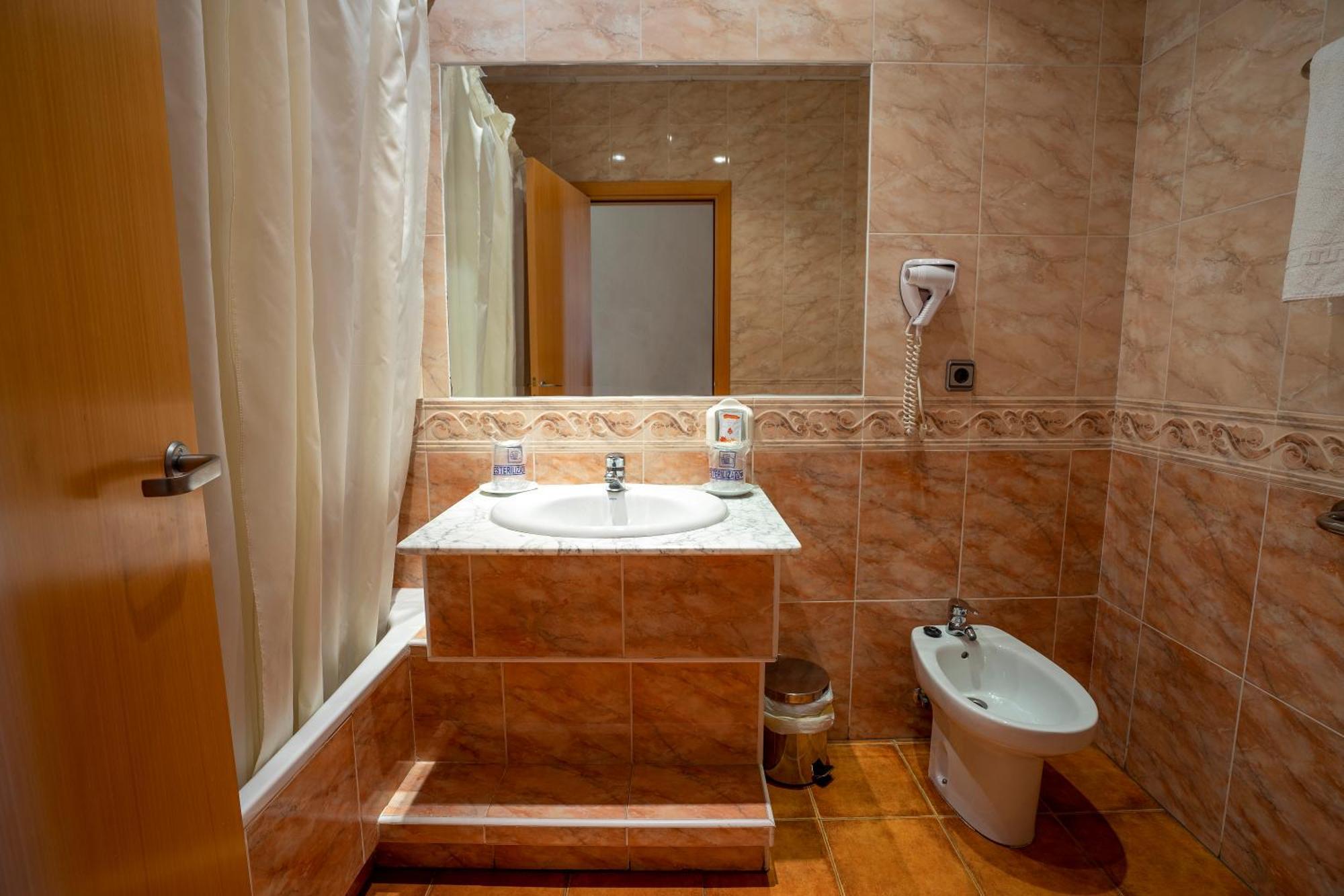 Hotel Los Barruecos By Croma Malpartida de Caceres Luaran gambar