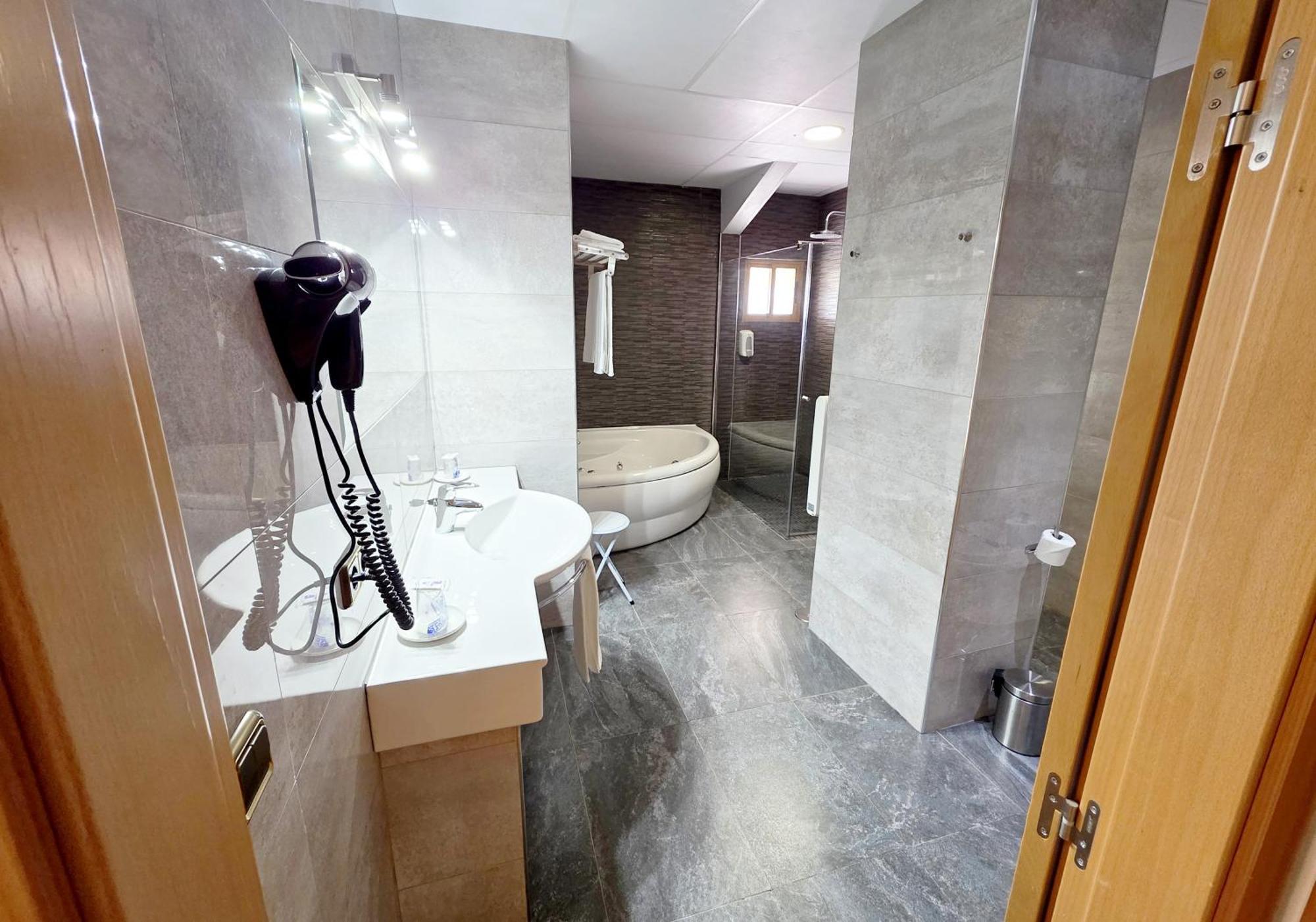 Hotel Los Barruecos By Croma Malpartida de Caceres Luaran gambar